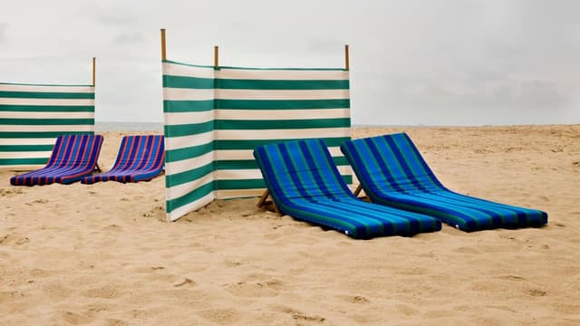 Esteras práticas para descanso confortável na praia, superando as tradicionais toalhas. Reprodução: El País