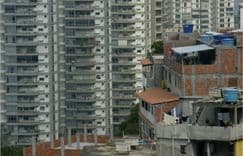 Desigualdade social é evidenciada por contraste entre prédio de luxo e favela da Rocinha. Reprodução: Globo