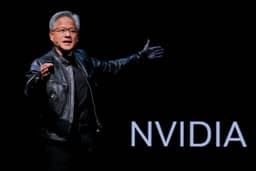 Jensen Huang fala durante a conferência GTC da Nvidia em Washington, em meio a expectativas sobre resultados e IA. Reprodução: Business Insider