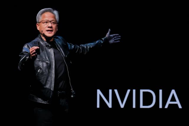 Jensen Huang fala durante a conferência GTC da Nvidia em Washington, em meio a expectativas sobre resultados e IA. Reprodução: Business Insider