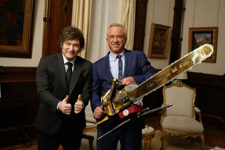 Presidente argentino Javier Milei e Robert F. Kennedy Jr. posam juntos com uma motosserra. Reprodução: Gizmodo