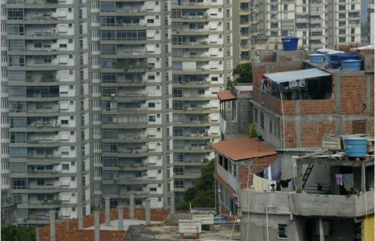 Desigualdade social é evidenciada por contraste entre prédio de luxo e favela da Rocinha. Reprodução: Globo