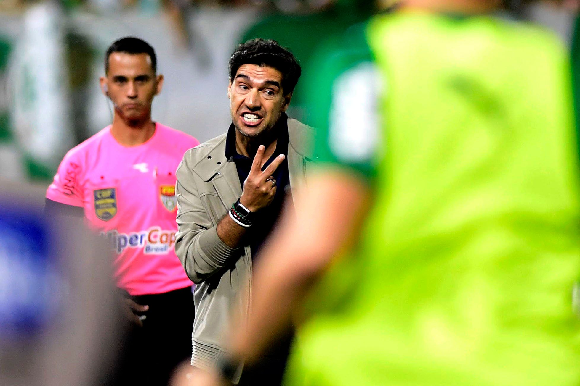 Abel Ferreira explica por que Vitor Roque fica no banco na final. Reprodução: Ge