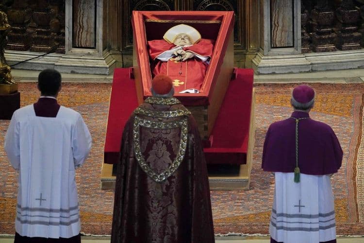 Cardeal Kevin Farrell se posiciona diante do corpo do Papa Francisco. Reprodução: Globo