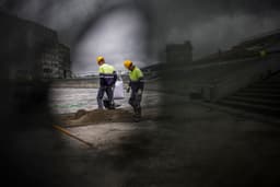 Trabalhadores da construção em Santiago de Compostela discutem aposentadoria antecipada. Legenda da imagem. Reprodução: El País
