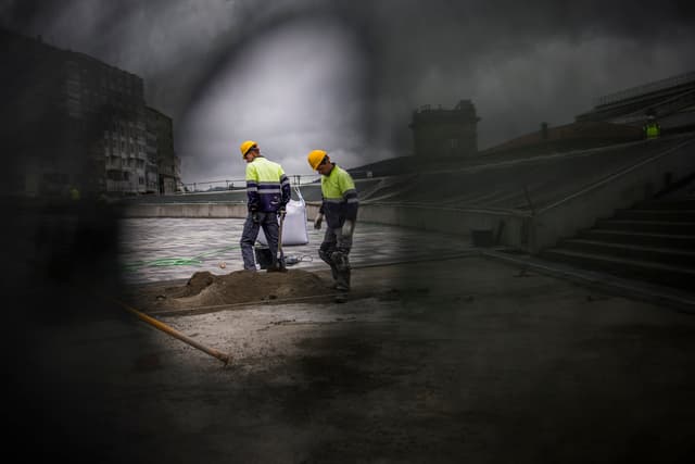 Trabalhadores da construção em Santiago de Compostela discutem aposentadoria antecipada. Legenda da imagem. Reprodução: El País