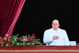 Papa Francisco durante cerimônia religiosa, enfatizando sua liderança na Igreja Católica. Reprodução: Globo