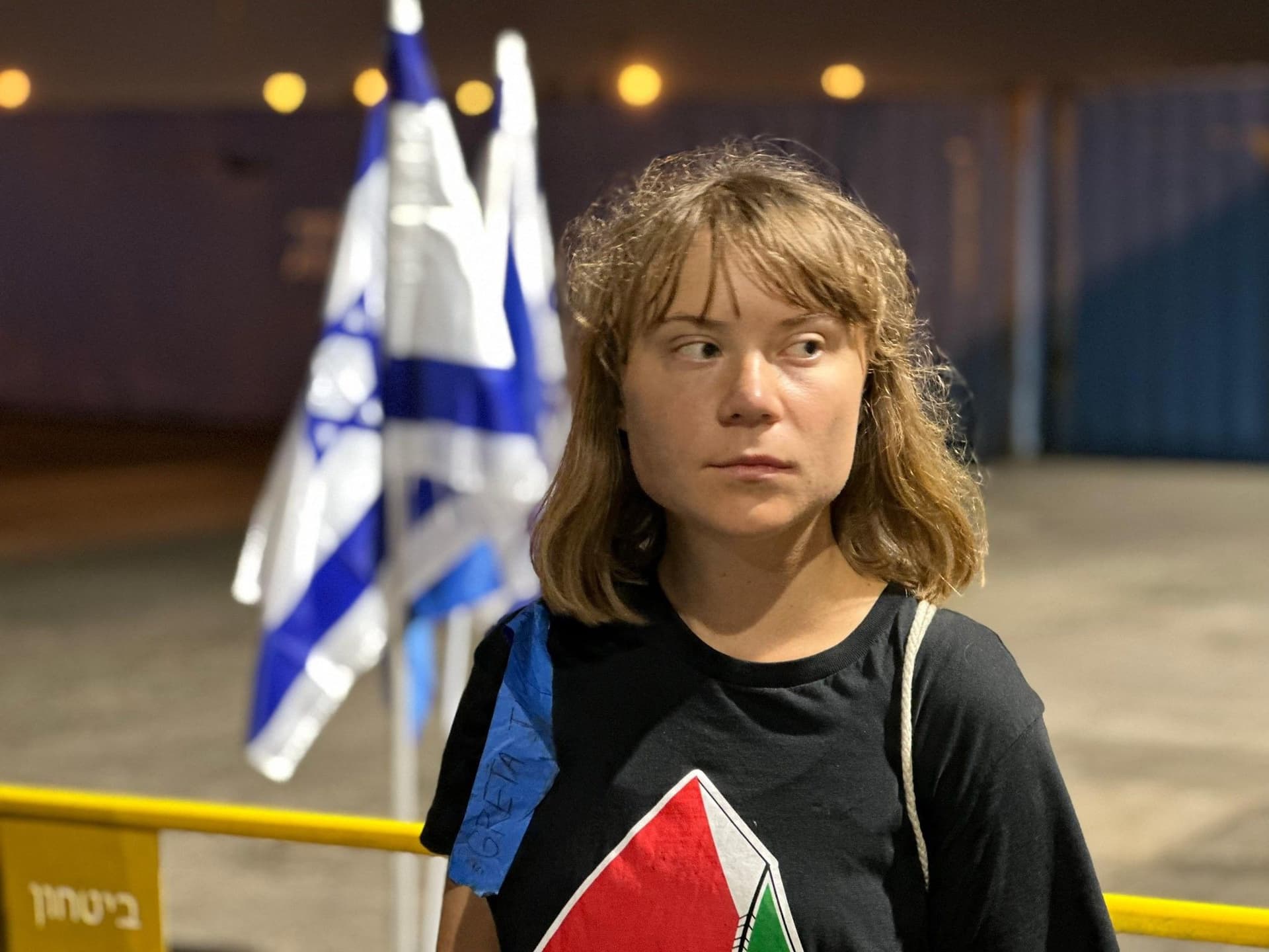 Ativistas, incluindo Greta Thunberg, desembarcam no porto de Ashdod após interceptação. Reprodução: Globo