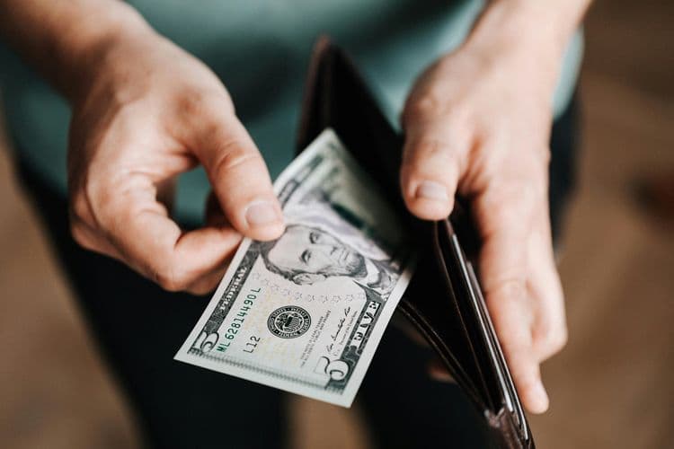 Dólar sobe para R$ 5,9973 e bolsa brasileira recua 1,32%. Legenda da imagem. Reprodução: Globo