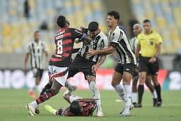 Confusão no Clássico: Arbitragem e Desentendimentos em Campo