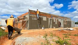 UBS Alecrim em Canelas, Montes Claros: obra na fase final, com telhado, reboco prontos e piso intertravado na etapa final. Legenda da imagem. Reprodução: Retorno do item 11