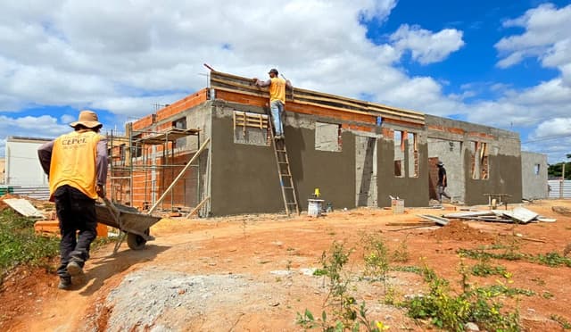 UBS Alecrim em Canelas, Montes Claros: obra na fase final, com telhado, reboco prontos e piso intertravado na etapa final. Legenda da imagem. Reprodução: Retorno do item 11