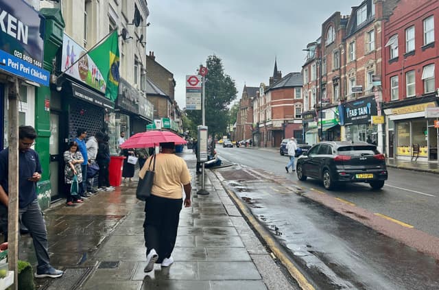 Brasileira retorna ao Brasil diante de novas regras de imigração no Reino Unido. Legenda da imagem. Reprodução: Retorno do item 11