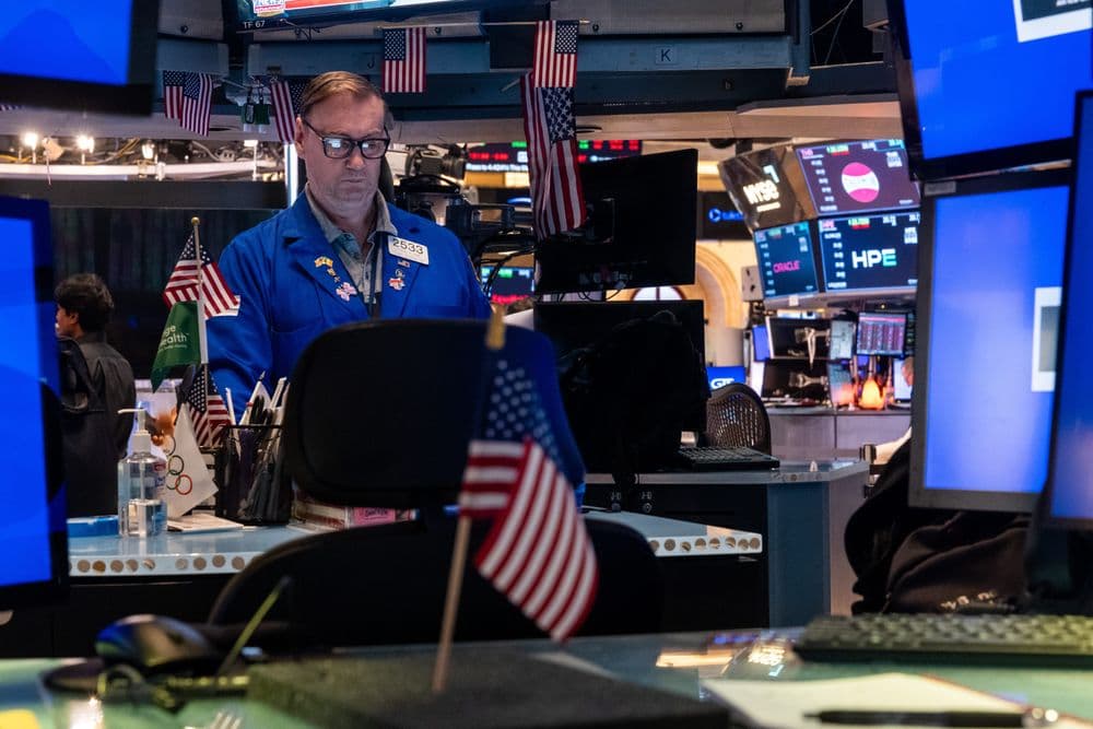 Traders reagem ao anúncio do acordo comercial entre os EUA e o Japão na Bolsa de Valores de Nova York. Reprodução: Business Insider