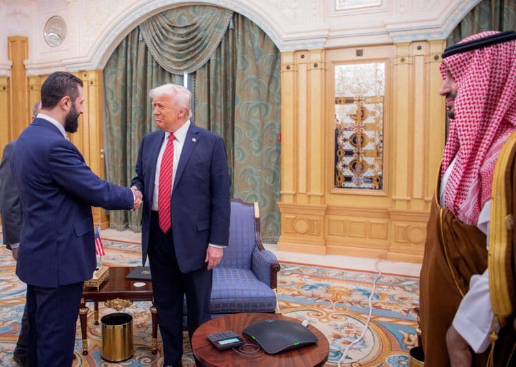 Trump, al-Sharaa e Mohamed bin Salman se encontram na Arábia Saudita após anúncio sobre sanções à Síria. Reprodução: Globo