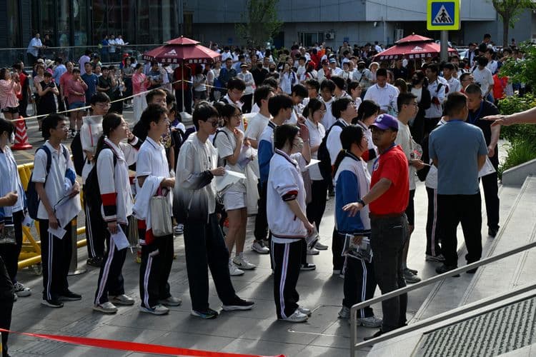 Alunos aguardam na fila para fazer a prova do gaokao, vestibular reconhecido como o mais difícil do mundo. Reprodução: Globo