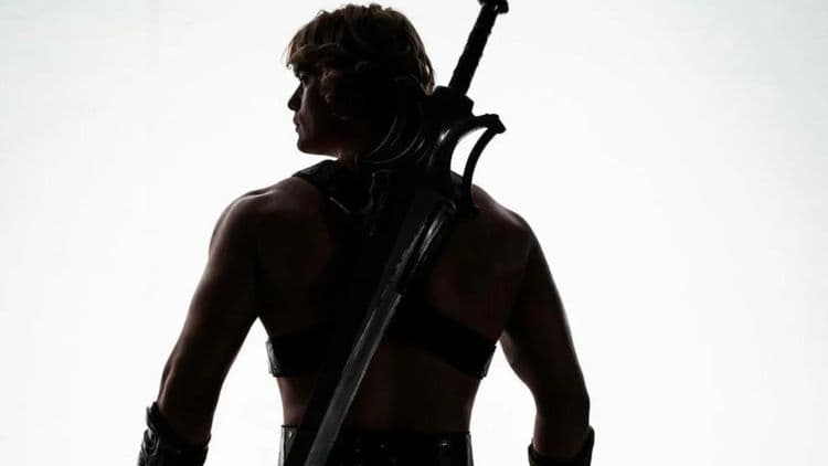 Nicolas Galtizine é He-Man em nova adaptação de Masters of the Universe, prevista para junho de 2026.; Reprodução: Gizmodo