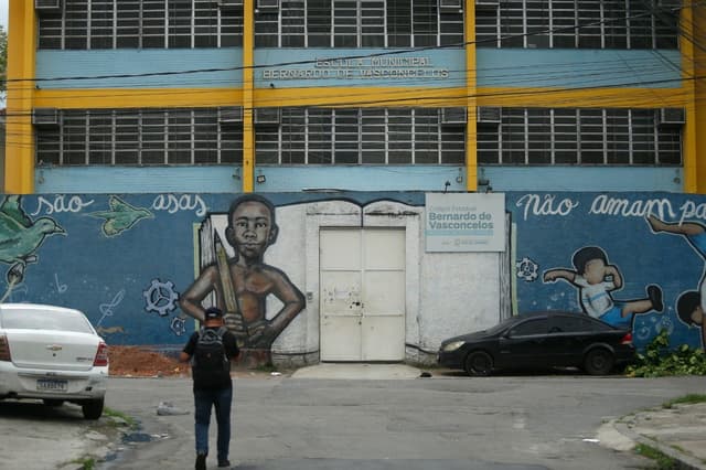 Crianças enfrentam a violência armada ao caminho da escola no Brasil.; Legenda da imagem. Reprodução: O Globo