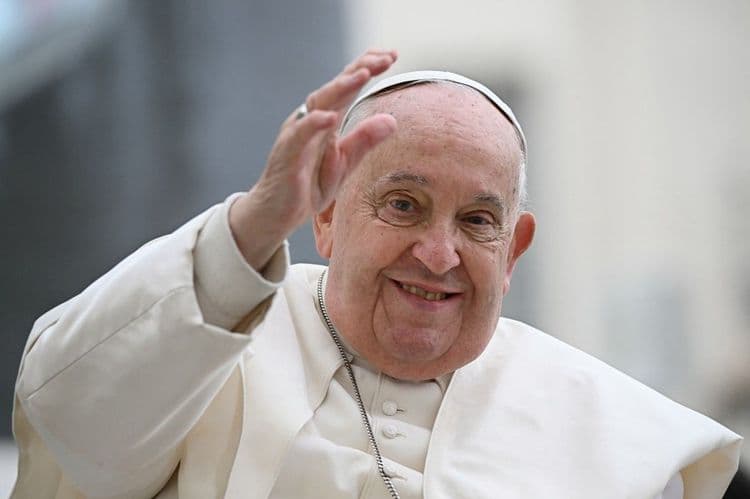Papa Francisco Receberá Alta Após Internação por Pneumonia