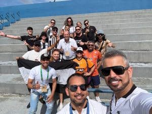 Presidente do ASA, Rogério Siqueira, celebra vitória com torcedores após jogo de oitavas da Série D. Reprodução: Redação cm NN1