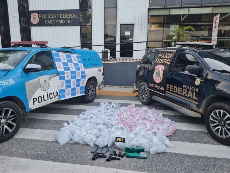 Mulher é presa com 40 kg de drogas e armas na Rodovia Amaral Peixoto; Legenda da imagem. Reprodução: Globo