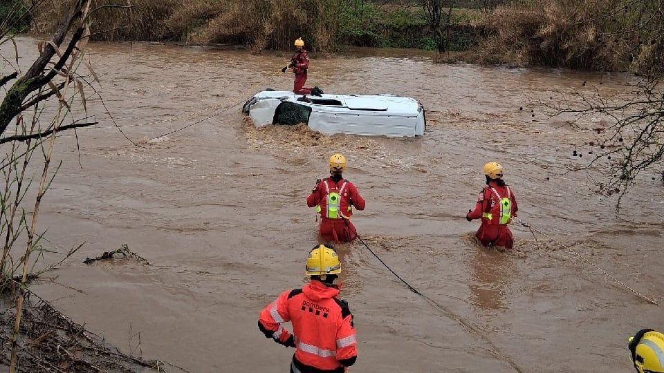 Bombeiros buscam o motorista do veículo encontrado em uma ribeira de Barcelona.. Reprodução: Elpais