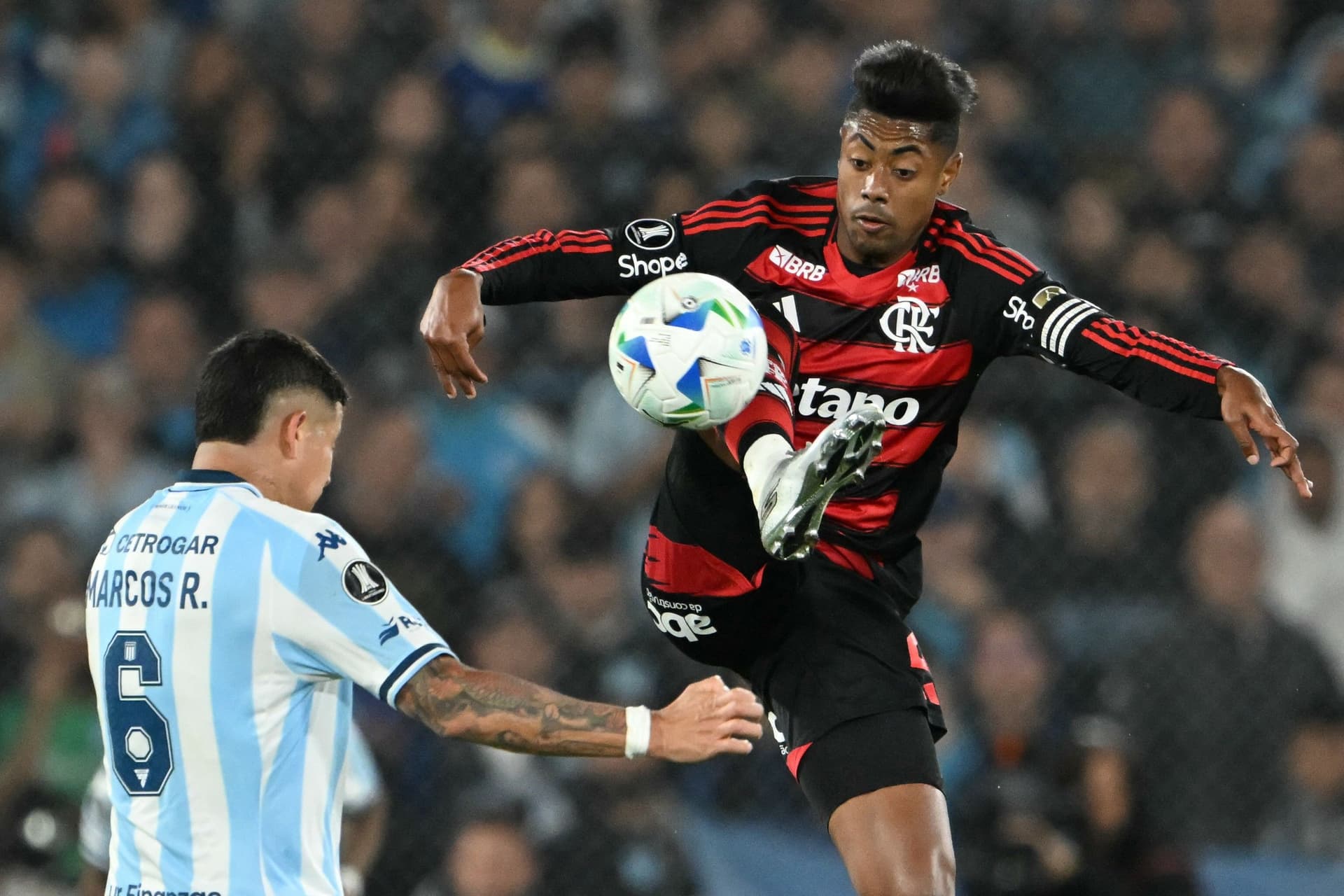 Marcos Rojo segura a defesa rubro-negra em Avellaneda; Flamengo avança à final da Libertadores. Reprodução: Globo