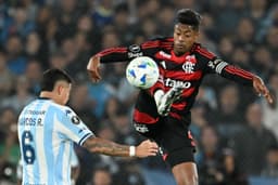 Marcos Rojo segura a defesa rubro-negra em Avellaneda; Flamengo avança à final da Libertadores. Reprodução: Globo