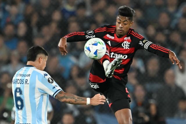 Marcos Rojo segura a defesa rubro-negra em Avellaneda; Flamengo avança à final da Libertadores. Reprodução: Globo