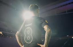 Corinthians apresenta Garro com camisa 8 e Memphis 10