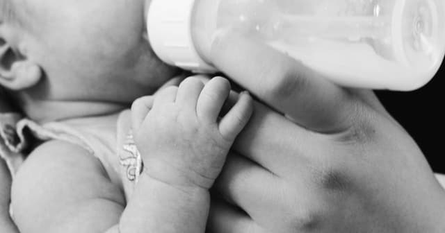 Criança de 2 anos morre após engasgar com mamadeira