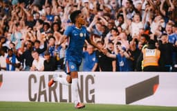 Estêvão celebra seu primeiro gol pelo Chelsea em sua estreia. Reprodução: DataFut