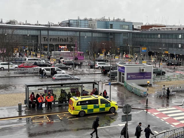 Ataque com spray de pimenta em Heathrow deixa 21 feridos após roubo de mala. Reprodução: Businessinsider