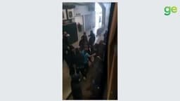 Torcedores cercam e atacam o ônibus do Grêmio no aeroporto em protesto. Reprodução: Globo