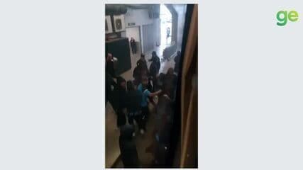 Torcedores cercam e atacam o ônibus do Grêmio no aeroporto em protesto. Reprodução: Globo