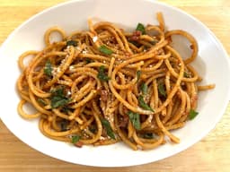Preparação do molho para a famosa pasta de Ina Garten.; Reprodução: Business Insider