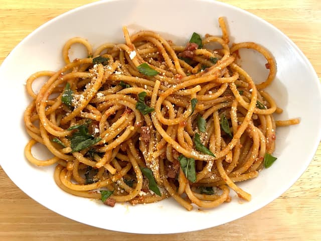 Preparação do molho para a famosa pasta de Ina Garten.; Reprodução: Business Insider