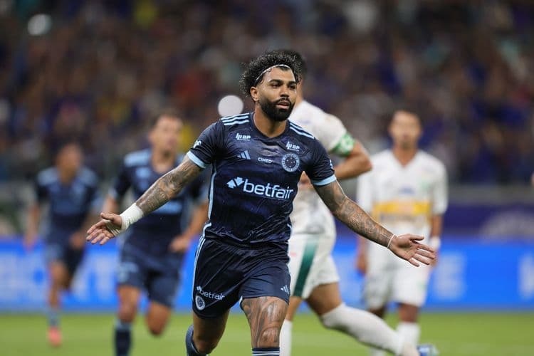 Ataque do Cruzeiro brilha, mas defesa apresenta falhas