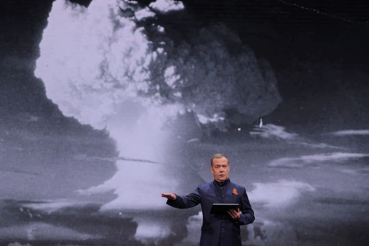 Dmitry Medvedev propõe uma zona de buffer em território ucraniano para proteger a Rússia de armas ocidentais. Reprodução: Business Insider