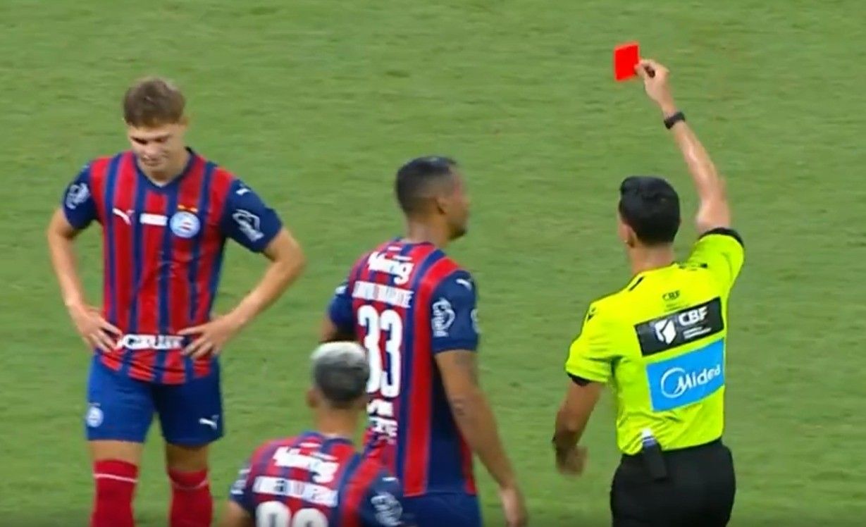 Dell, do Bahia, é expulso aos oito minutos em campo.. Reprodução: Ge