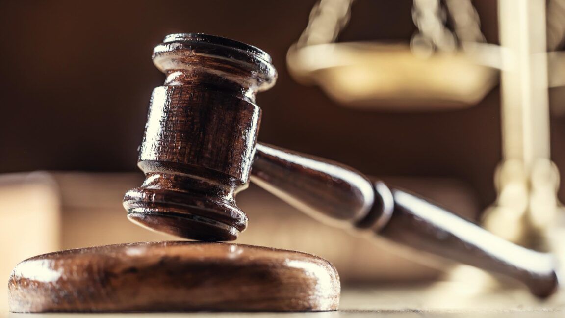 Juiz ordena interromper a busca do FBI em dispositivos de repórter do Washington Post. Reprodução: Arstechnica