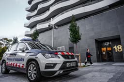 Mossos d'Esquadra intensificam buscas por cúmplices do ladrão que incendiou casas em Lleida. Reprodução: El País