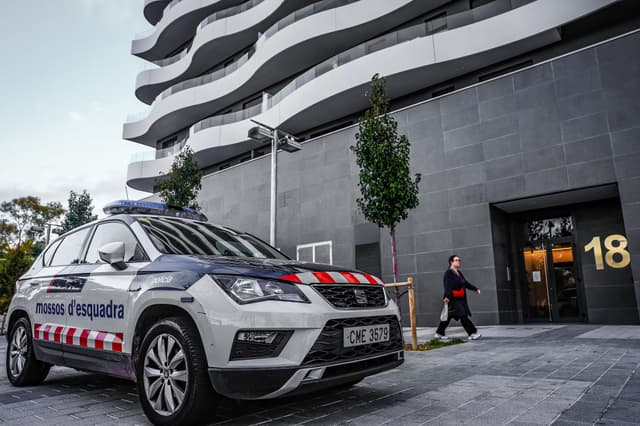 Mossos d'Esquadra intensificam buscas por cúmplices do ladrão que incendiou casas em Lleida. Reprodução: El País