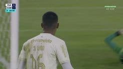 Samuel Lino se destaca em sua estreia pelo Flamengo, mostrando habilidade e potencial em campo. Reprodução: Globo