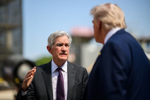 Donald Trump e Jerome Powell durante visita ao Federal Reserve em meio a preocupações econômicas. Reprodução: Gizmodo