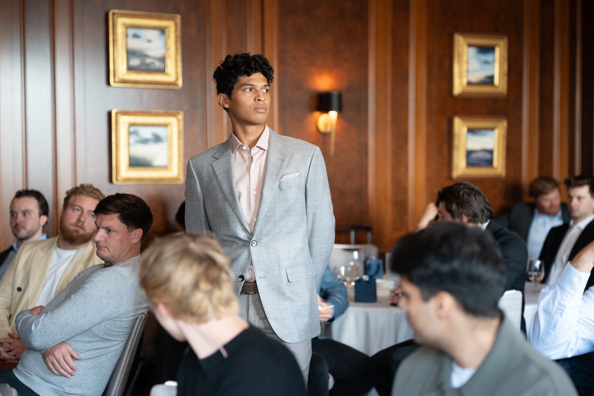 Fundadores de tecnologia observam desfile, buscando traje ideal para apresentações. Reprodução: Retorno do item 11