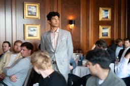 Fundadores de tecnologia observam desfile, buscando traje ideal para apresentações. Reprodução: Retorno do item 11