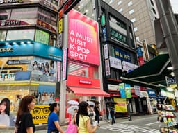 Fãs em Pocaspot Myeongdong buscam photocards de K-pop. Legenda da imagem. Reprodução: Retorno do item 11