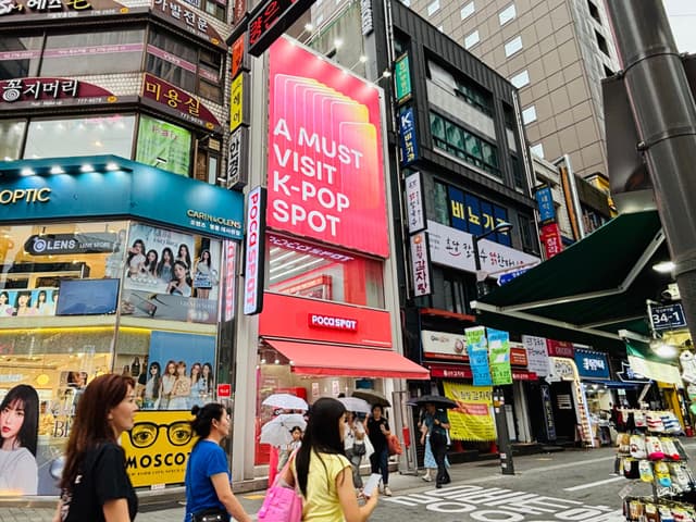 Fãs em Pocaspot Myeongdong buscam photocards de K-pop. Legenda da imagem. Reprodução: Retorno do item 11