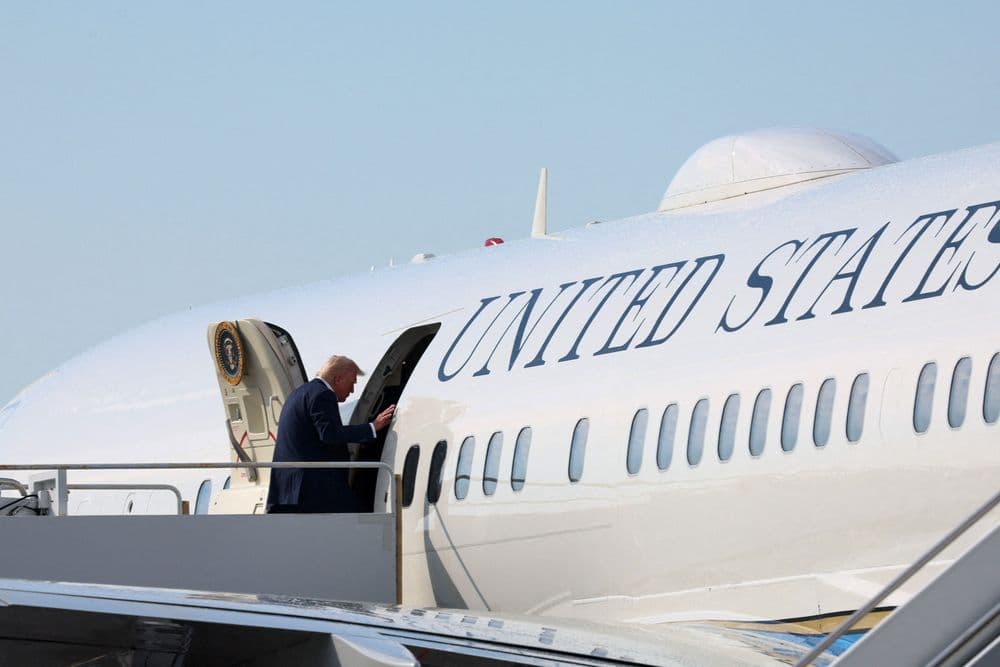 Presidente Donald Trump embarca no Air Force One em viagem da Flórida a Washington. Legenda da imagem. Reprodução: Globo